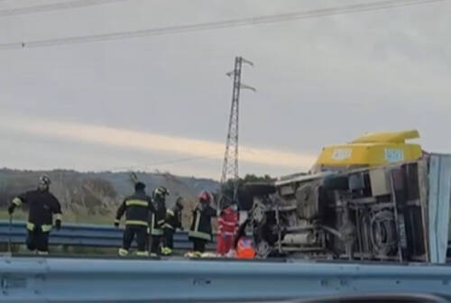 Incidente in superstrada, furgone si ribalta tra Lucrezia e Bellocchi: sul posto l’eliambulanza
