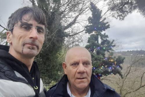 A Sappanico l’albero della speranza addobbato dall’Associazione anti degrado: «Alle frazioni nemmeno un centesimo per il Natale»