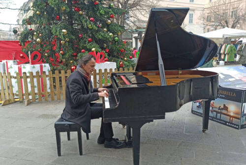 Per strada un elegante giramondo con la sua mezza coda: ad Ancona il “pianista fuori posto”