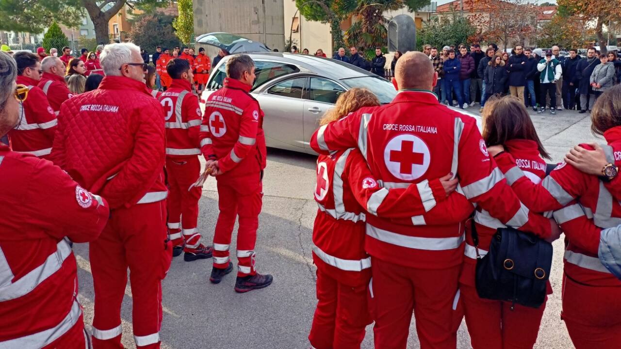 Tanta commozione a Senigallia per i funerali di Simone Sartini, il giovane soccorritore della Croce Rossa morto in un tragico incidente stradale