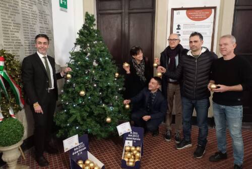 Jesi, “Illuminiamo il Natale” con le palle benefiche della Fondazione Vallesina Aiuta. E in Piazza Colocci, ecco lo spazio bimbi