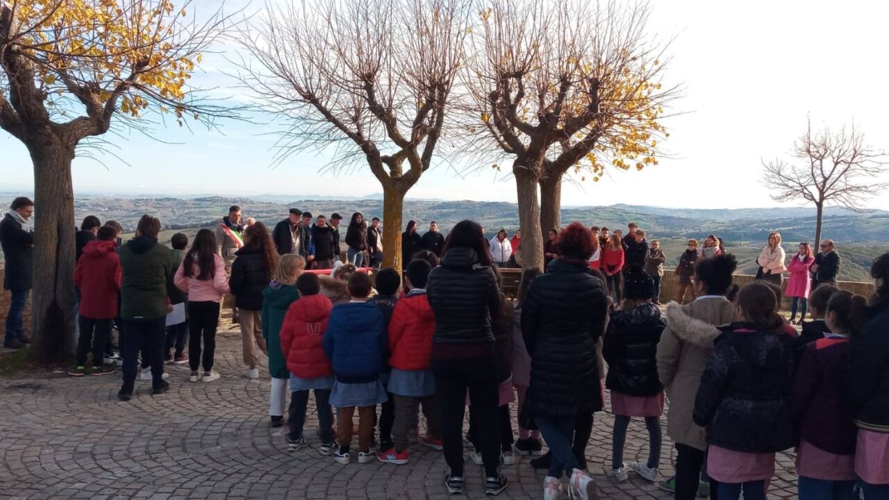 Svolta ad Arcevia l'iniziativa contro la violenza sulle donne: tutti intorno alla panchina rossa nel centro storico del paese