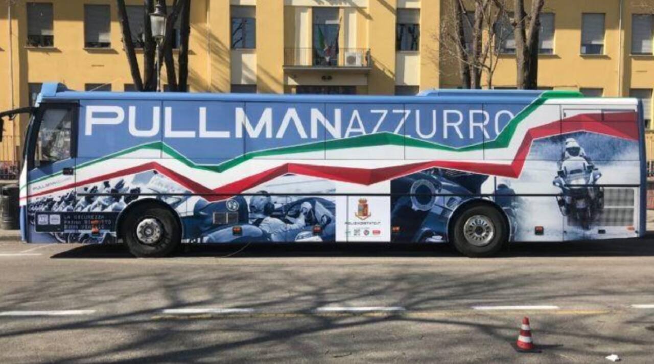 Il pullman azzurro della Polizia di Stato