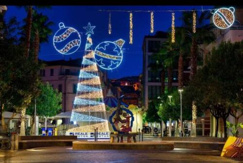 San Benedetto, vandali danneggiano l’albero di Natale e le luminarie