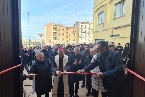 Ancona, taglio del nastro per la nuova mensa Caritas Diocesana. Il vescovo Spina: «Natale è accogliere i poveri e spezzare il pane»