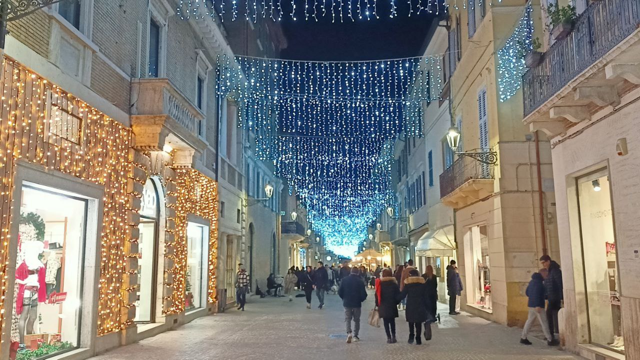 Le luminarie natalizie a Senigallia illuminano passeggiate e acquisti