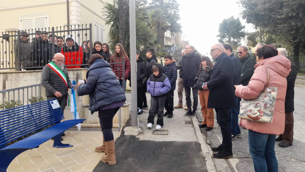 Inaugurata a Castelleone di Suasa la panchina europea in memoria di David Sassoli