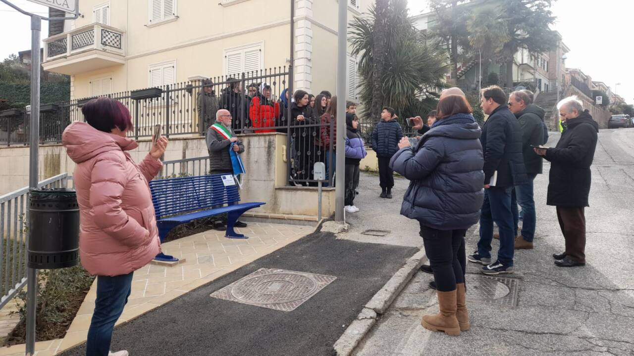 Inaugurata a Castelleone di Suasa la panchina europea in memoria di David Sassoli