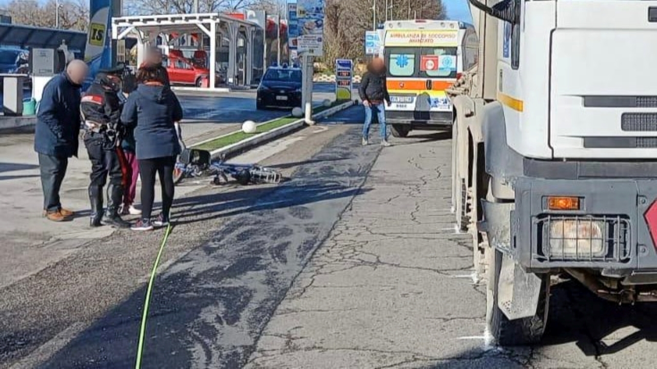 I rilievi dell'incidente tra un camion e una bicicletta lungo via Sanzio a Senigallia