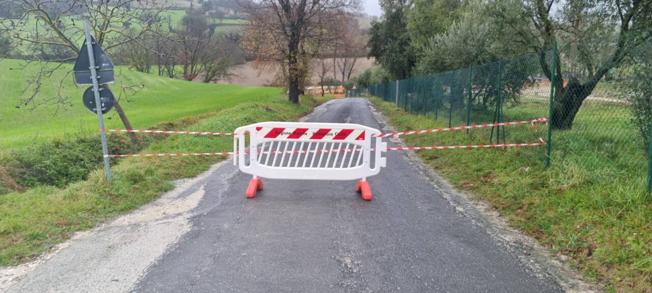 Transennata e chiusa strada della Serpara, ad Arcevia