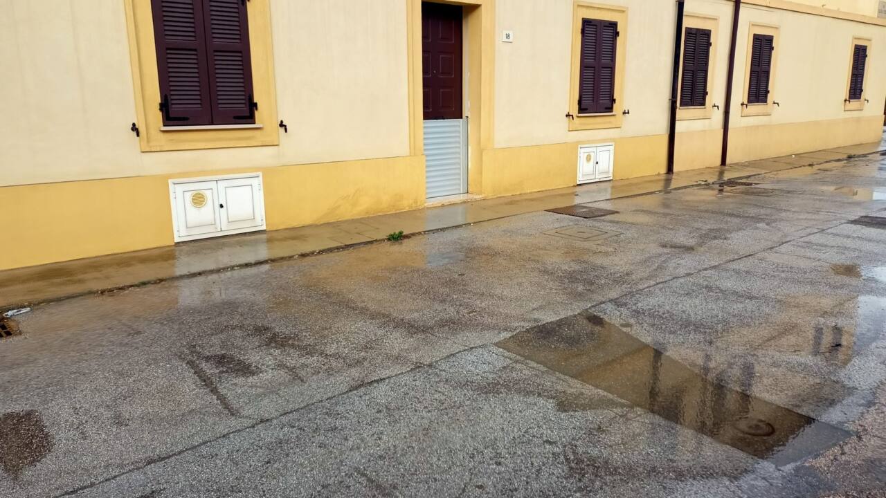 Le paratie installate in un'abitazione a Senigallia per il rischio esondazione del fiume Misa