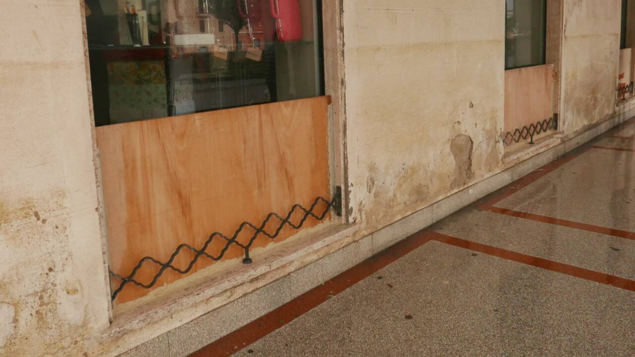 Le paratie installate in alcuni negozi a Senigallia per il rischio esondazione del fiume Misa