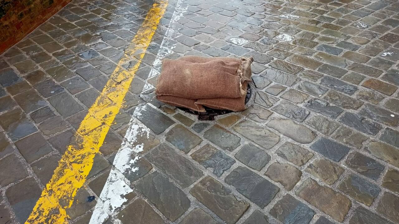 Sacchi di sabbia sopra i tombini in via XX Settembre per evitare allagamenti delle strade di Senigallia