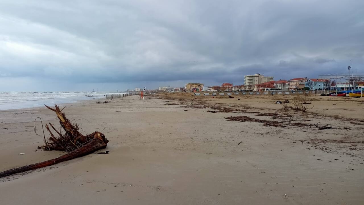 Le mareggiate hanno mangiato la pista da beach cross realizzata sulla spiaggia di Senigallia