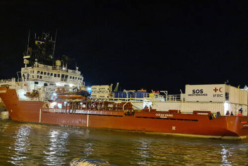 Migranti in salvo al porto di Ancona, sbarcati i primi 37 naufraghi