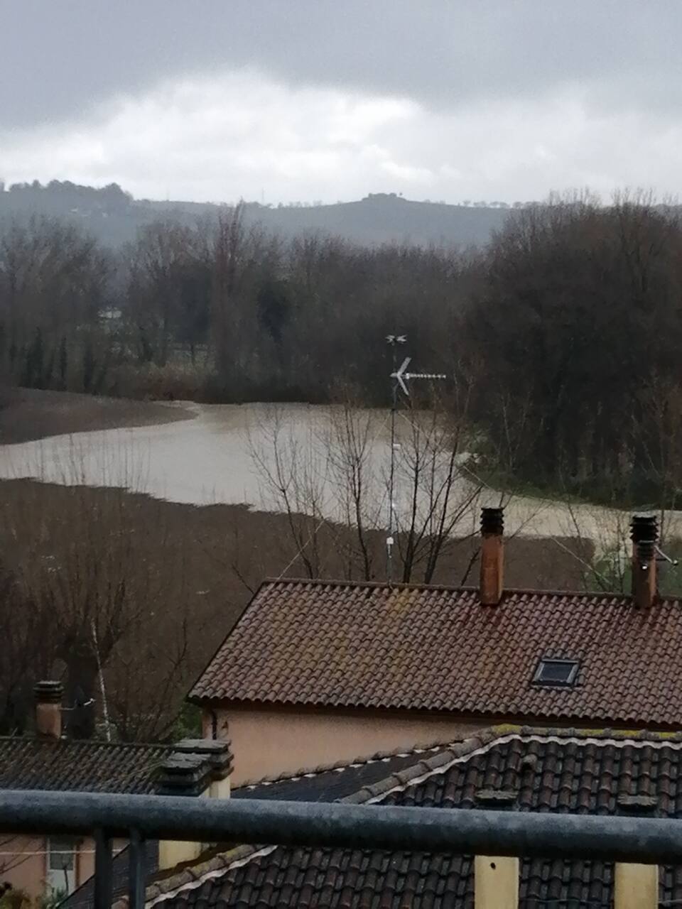 Alcuni allagamenti dei campi si sono registrati a Ponte Rio, zona Castelvecchio (PU), tra la Sp 424 (Pergolese) e la sp 154 a causa dei fossi e torrenti che confluiscono sul fiume Cesano. Foto di  Maria Rosaria Protopapa