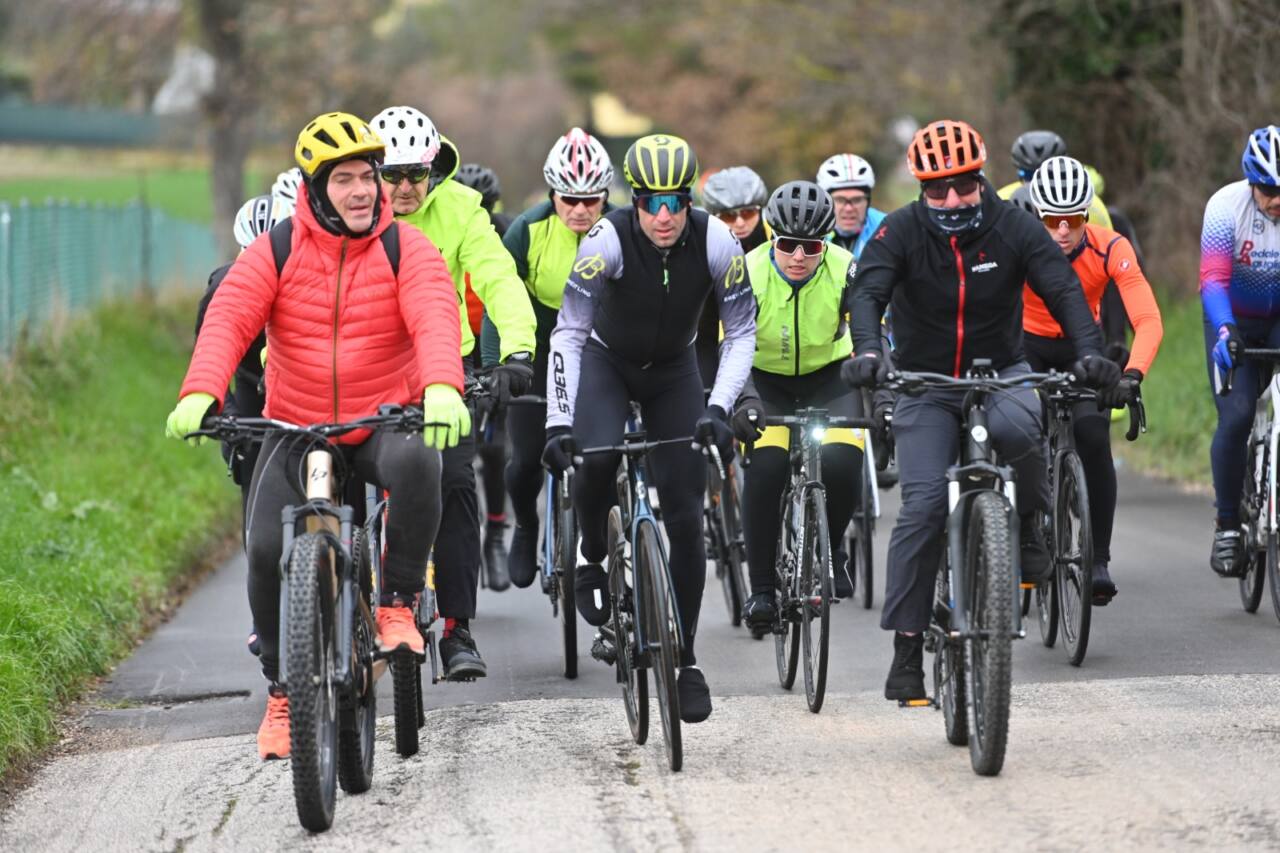 Vincenzo Nibali con il gruppo di osimani tra cui il sindaco Simone Pugnaloni