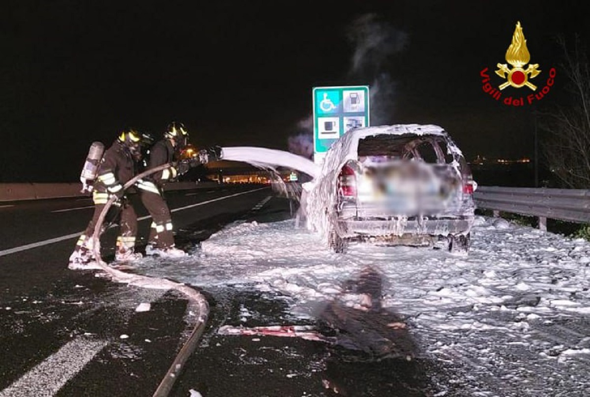 L'auto a fuoco in A14