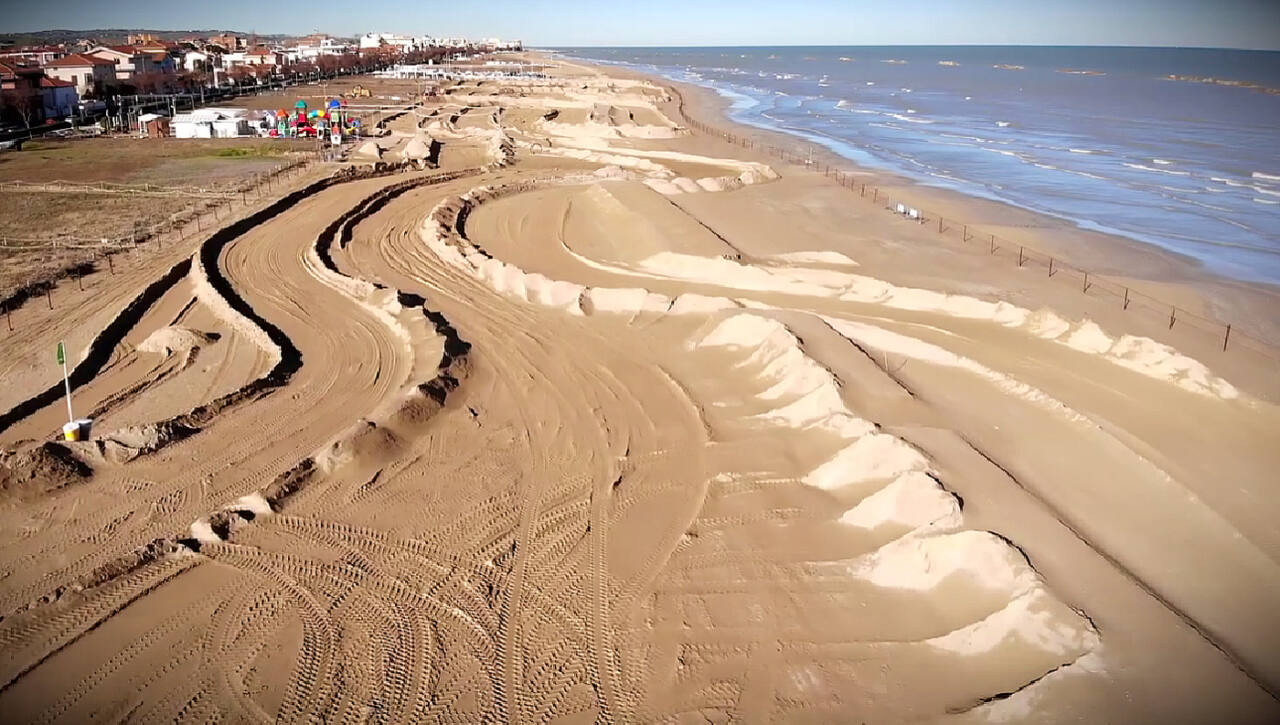 Lungomare Mameli, sulla spiaggia di velluto di Senigallia è stata allestita la pista da motocross