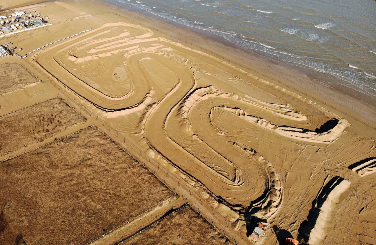 Lungomare Mameli, sulla spiaggia di velluto di Senigallia è stata allestita la pista da motocross