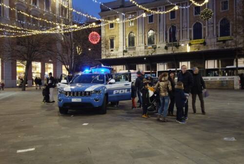 Ancona, arriva la befana in piazza Roma: la polizia le dà un passaggio