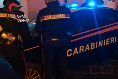 Magliano di Tenna, fugge e poi prende a calci i carabinieri: arrestato 32enne albanese. In auto arnesi da effrazione