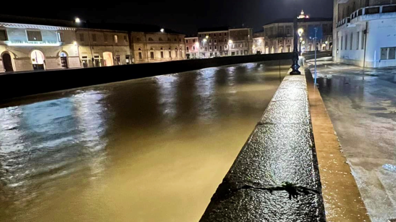 La situazione del fiume Misa in centro storico a Senigallia
