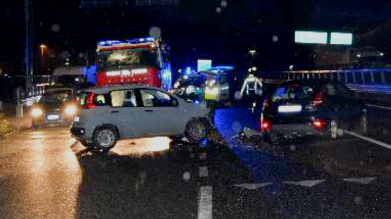 Le operazioni di soccorso e i rilievi sul luogo dell'incidente, la complanare di Senigallia