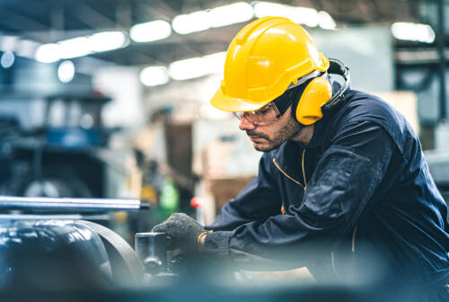 Morti bianche e infortuni, nelle Marche numeri in calo nei primi sei mesi del 2023. Santarelli: «Non si può morire sul lavoro»