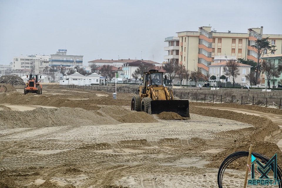 I lavori sulla spiaggia di velluto di Senigallia per l'allestimento delle piste da motocross sul lungomare Mameli