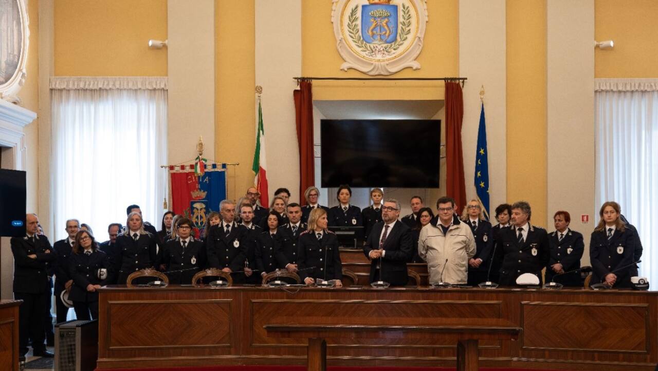 Celebrato il patrono san Sebastiano della Polizia Locale: raduno in aula consiliare a Senigallia per il saluto delle autorità e consueto report del comandante