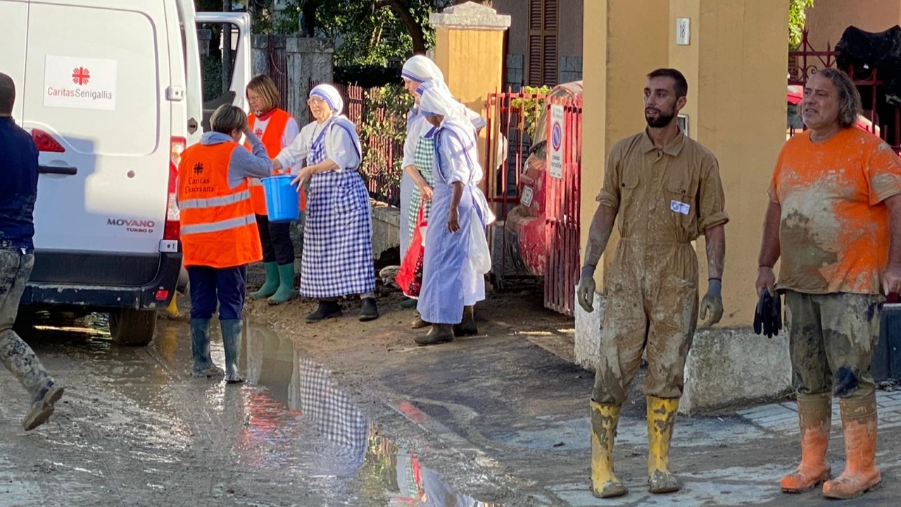 Volontari della Caritas Senigallia portano aiuti e sostegni alla popolazione colpita dall'alluvione del 15 settembre 2022