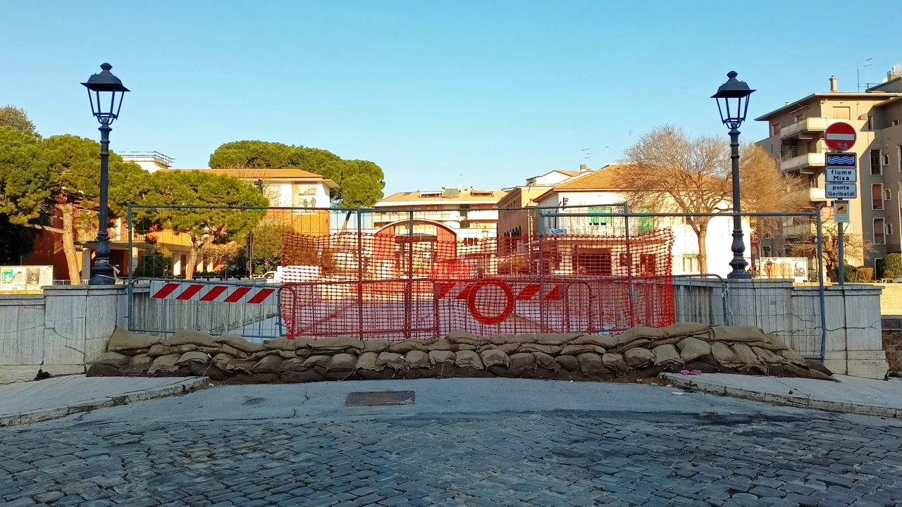 Ponte Garibaldi ancora chiuso a Senigallia dopo l'alluvione del 15 settembre 2022