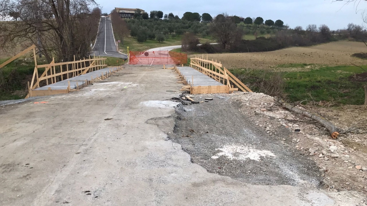 Lavori per il ripristino del ponte sul fosso Caffarelli a Serra de' Conti, danneggiato dall’alluvione del 15 settembre 2022