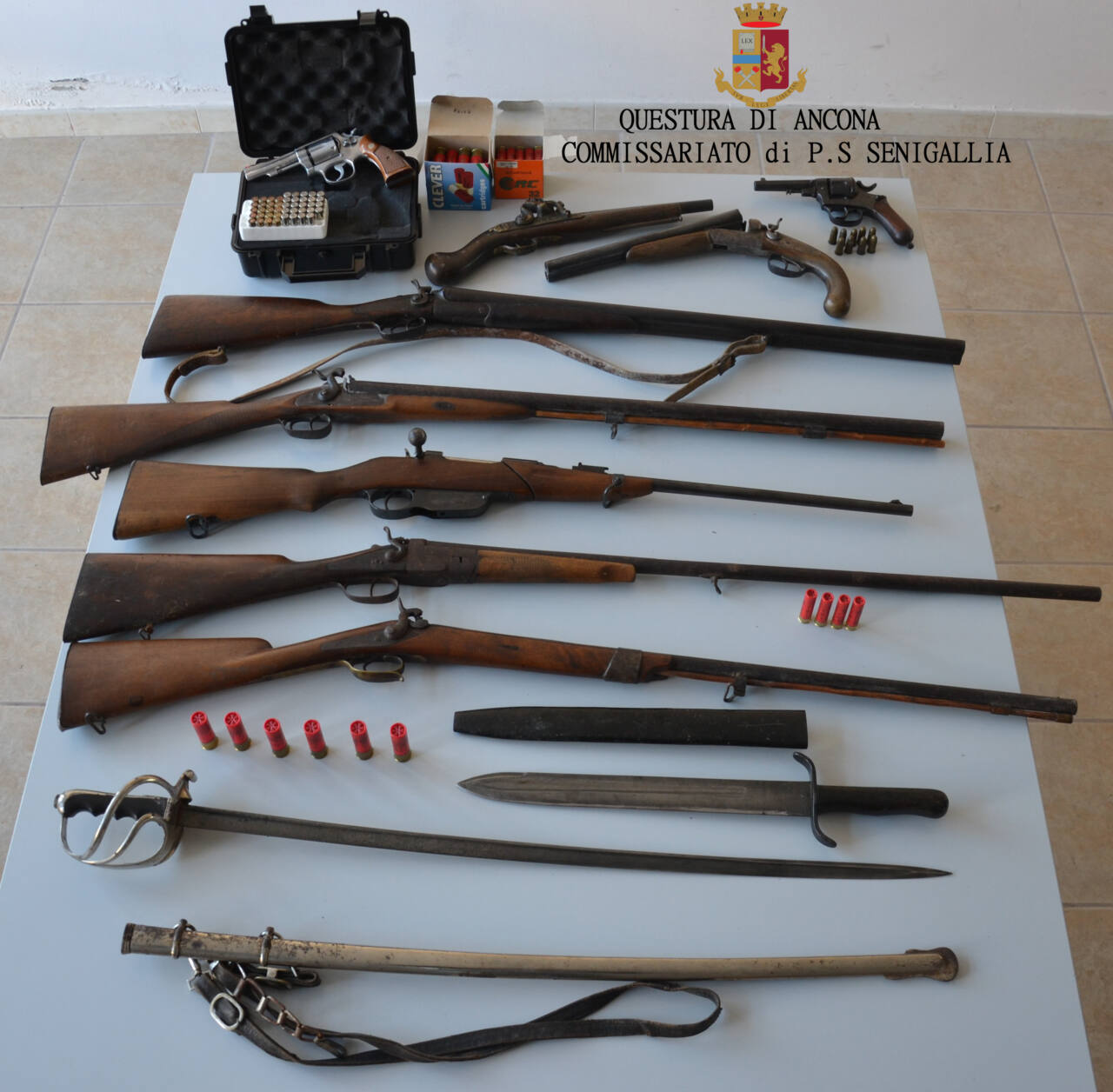 Le armi sequestrate dalla Polizia di Senigallia