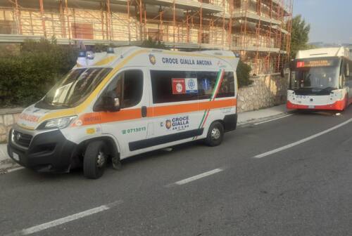 Ancona, scontro tra bus e furgone: due donne ferite