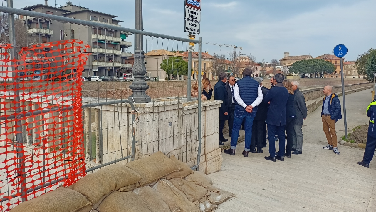 Il sopralluogo sul ponte Garibaldi del viceministro alle infrastrutture Edoardo Rixi accompagnato dalla giunta comunale di Senigallia