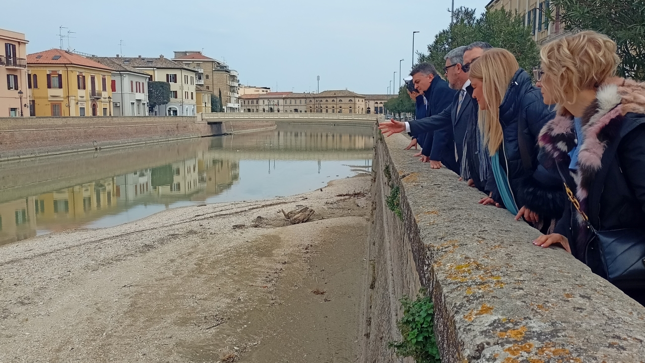 Il sopralluogo sul fiume Misa da parte del viceministro alle infrastrutture Edoardo Rixi e della giunta comunale di Senigallia
