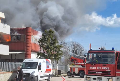 Osimo, a fuoco un’azienda in via dell’Artigianato. Il sindaco: «Chiudere le finestre ed evitare attività all’aperto»