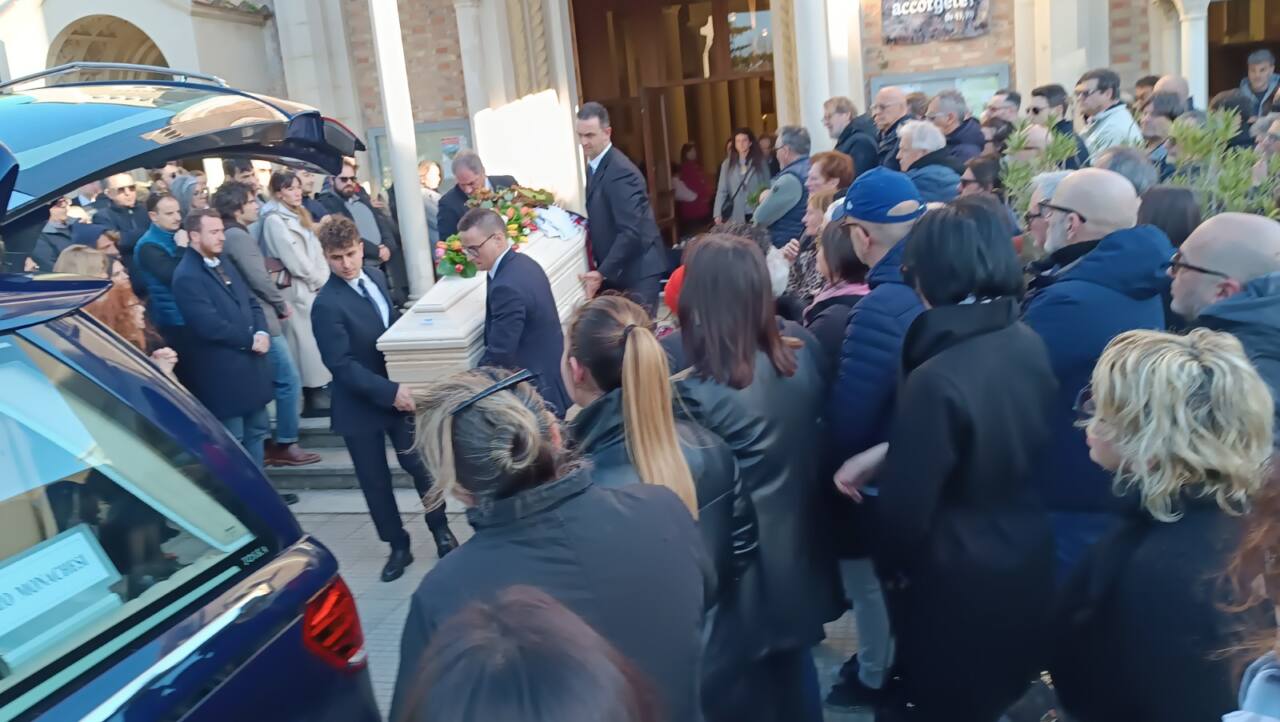 Alla chiesa del Portone di Senigallia i funerali di Enzo Monachesi