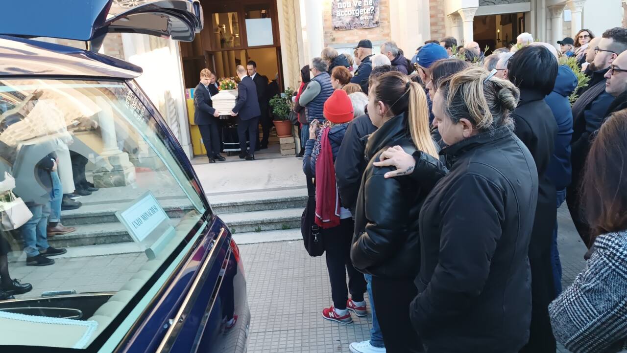 Alla chiesa del Portone di Senigallia i funerali di Enzo Monachesi