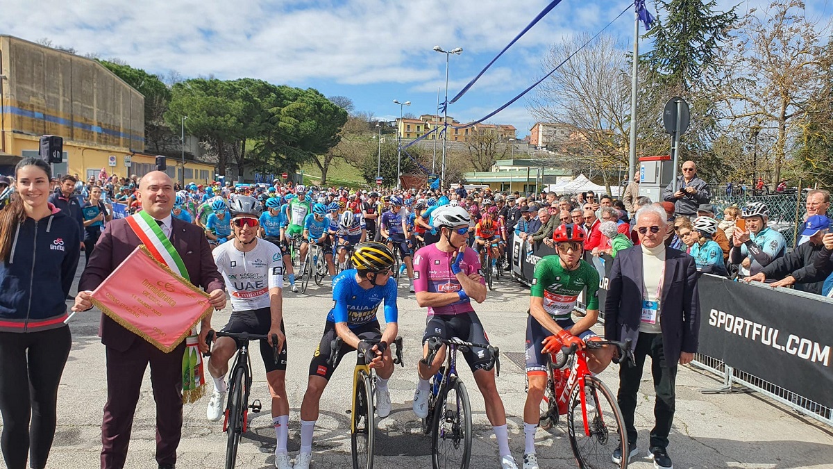 La partenza della Tirreno Adriatico da Osimo Stazione