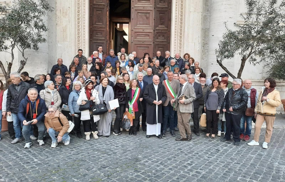 Il nutrito gruppo a Roma con il cardinale Angelo Comastri