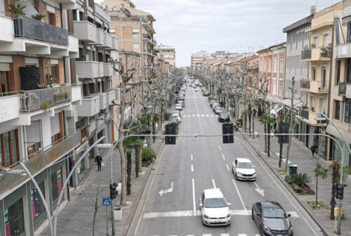 Civitanova, furto nel negozio di occhiali: il proprietario insegue i ladri