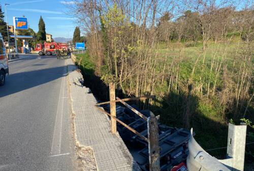 San Severino, incidente sul ponte dell’Intagliata: camion frigo finisce fuori strada