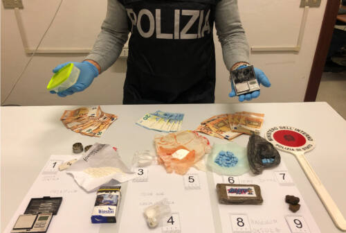 Pesaro, ketamina e “turbo droghe” per rave party: arrestato 27enne