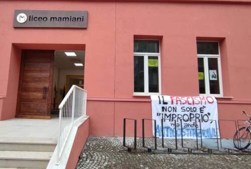 Striscione antifascista al liceo Mamiani di Pesaro, Cgil: «Scuola faccia riflettere i ragazzi sulla libertà di espressione»