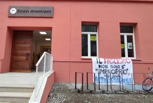 Striscione antifascista a scuola, Unione Popolare Pesaro: «Si rispetti lo spazio degli studenti»