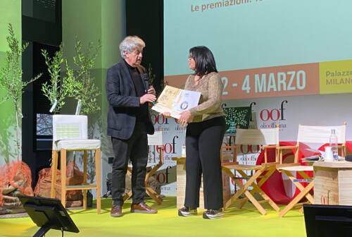 L’imprenditrice marchigiana Francesca Petrini sul palco dei vincitori del Concorso internazionale  con il Raffaello 1483 – VIDEO