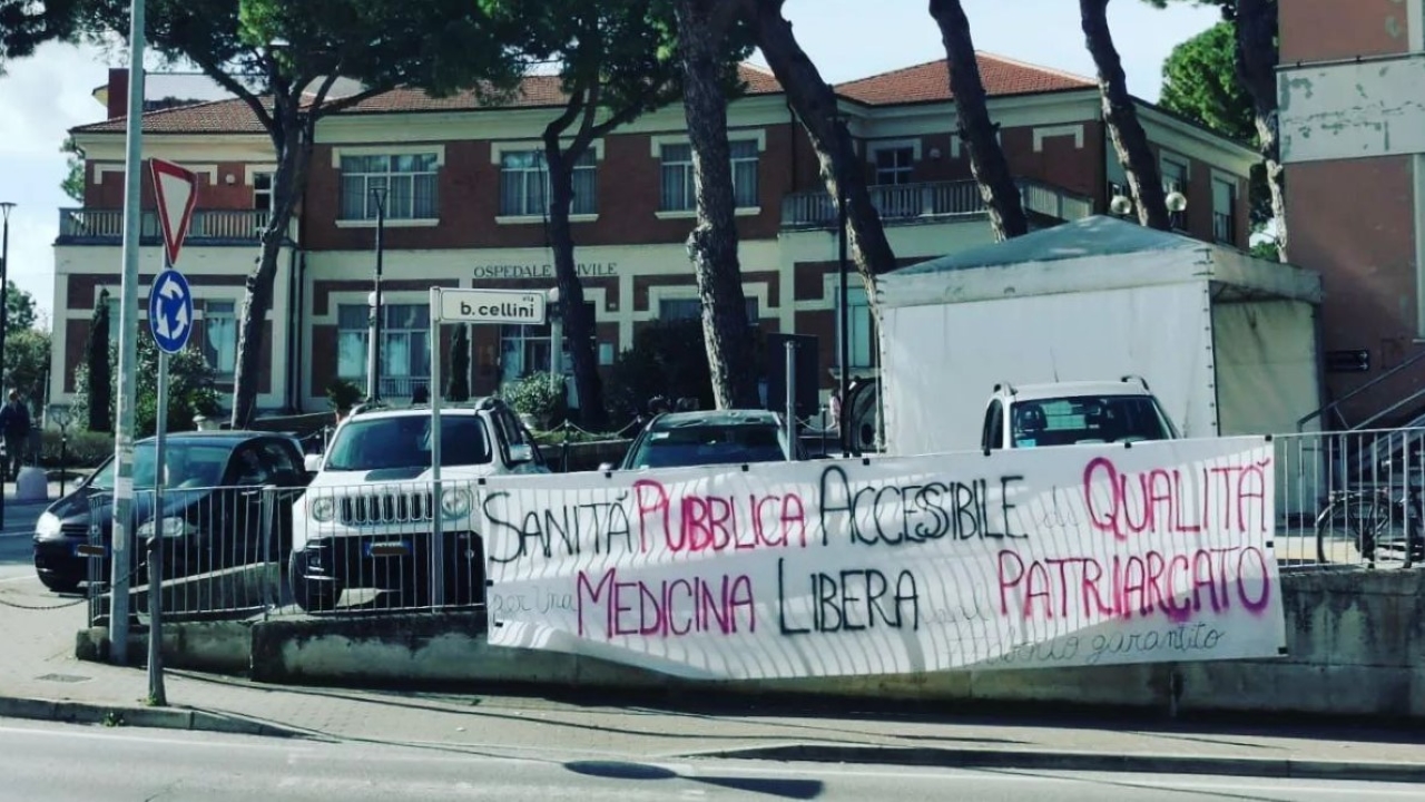 Lo striscione davanti l’ospedale di Senigallia affisso dagli attivisti di Arvultùra per rivendicare una sanità pubblica in cui poter esercitare o veder riconosciuti i propri diritti